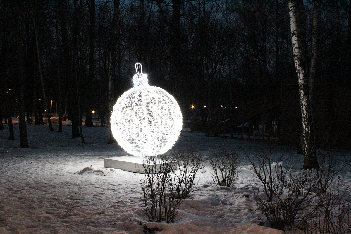 Новогодние украшения в Лианозовском парке
